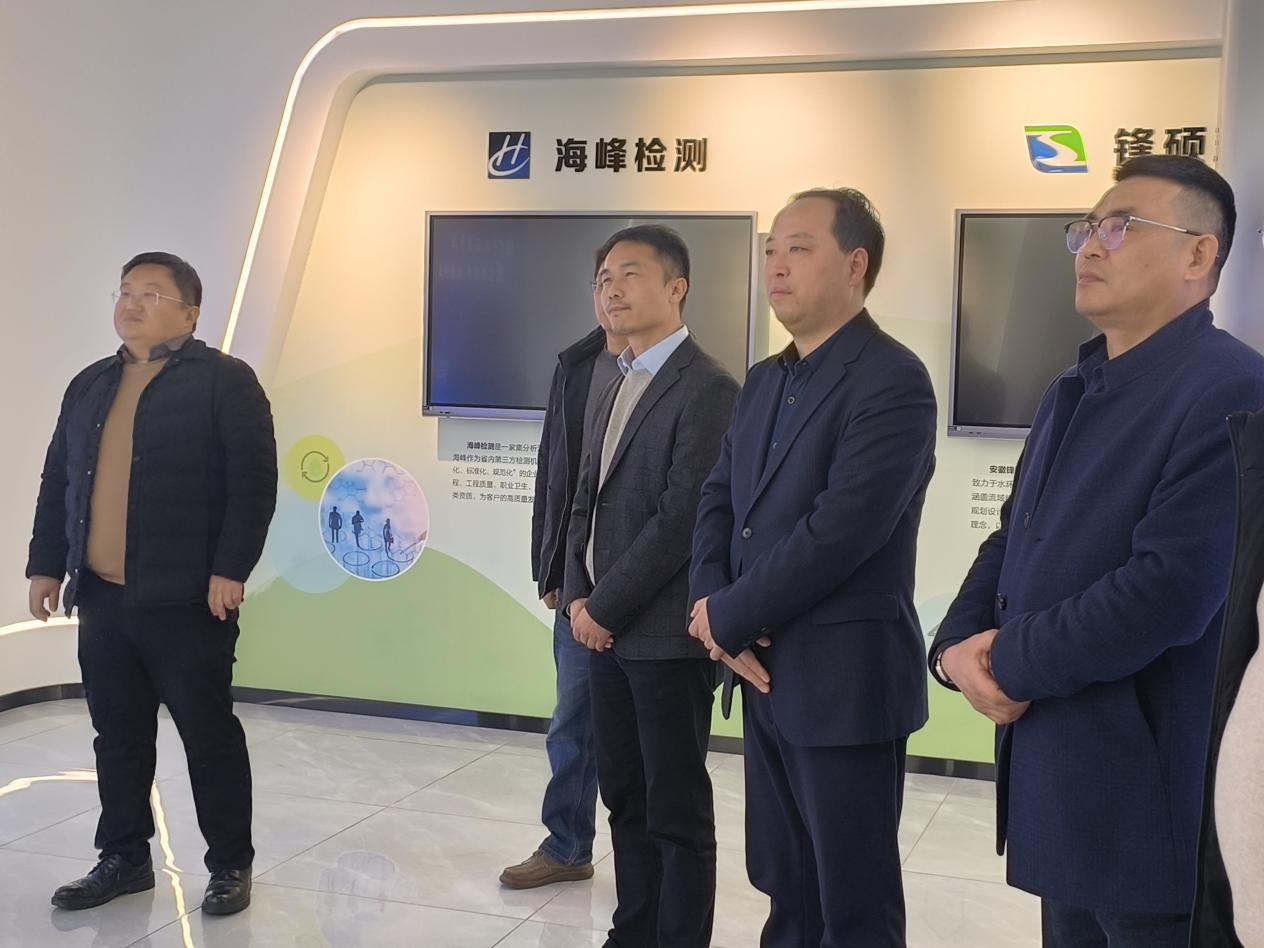 并肩同筑新時(shí)代，攜手共創(chuàng)新未來(lái)